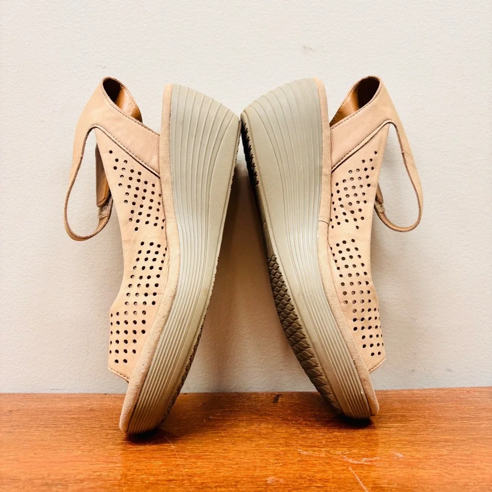 Clarks Collection Women Tan Perforated Leather Wedge Sandals Ankle Strap Size 10